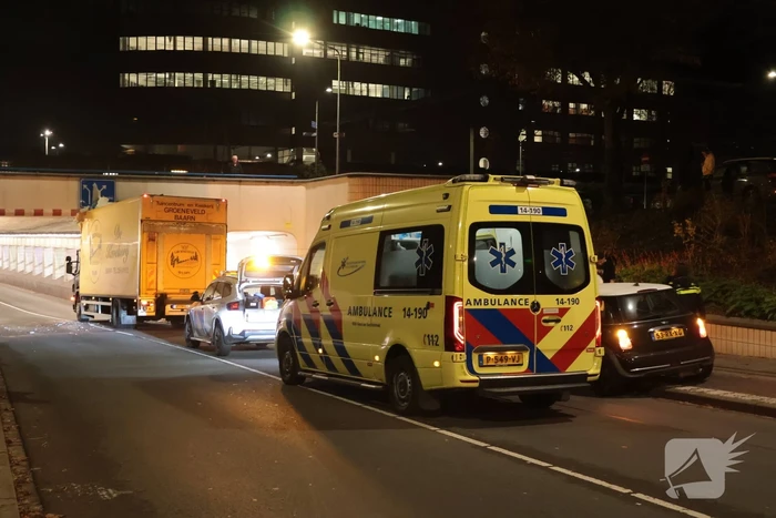 Vrachtwagen vast in tunnel, bestuurder gewond