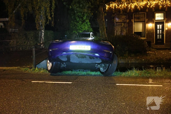 Dronken bestuurder rijdt met Tesla het water in