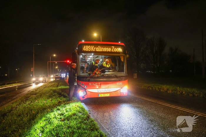 Ongeval tussen auto en bus zorgt voor verkeersvertraging