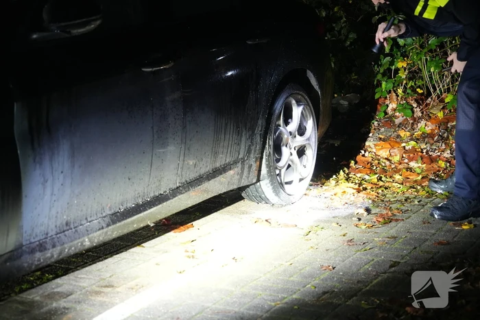 Auto in brand gestoken tijdens nachtelijke uren