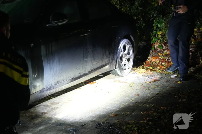 Auto in brand gestoken tijdens nachtelijke uren