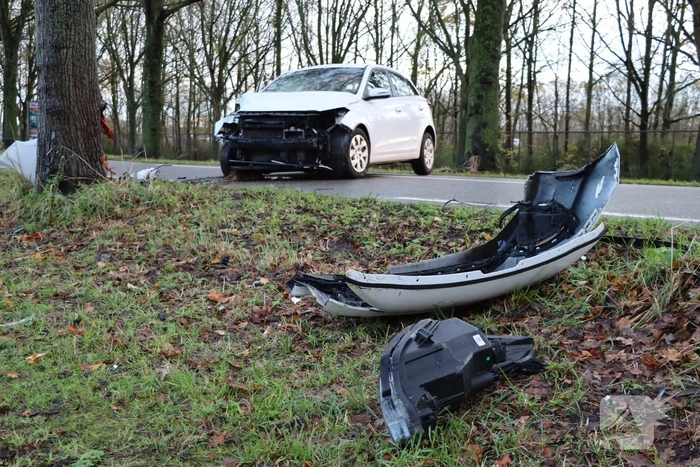 Eenzijdig ongeval eindigt tegen boom