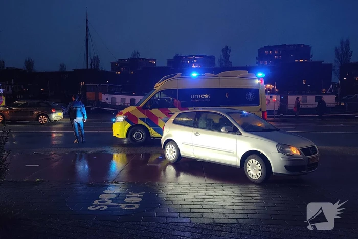 Auto en fietser botsen tijdens spits