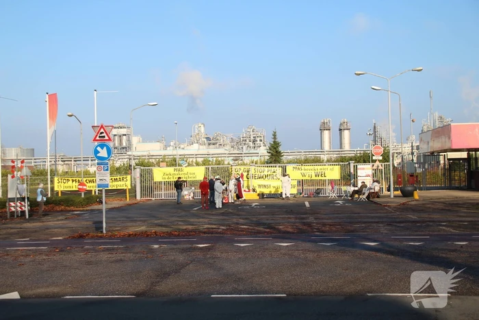 Demonstratie op industrieterrein met spandoeken