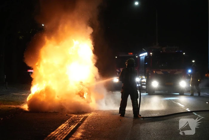 Auto volledig verwoest door brand