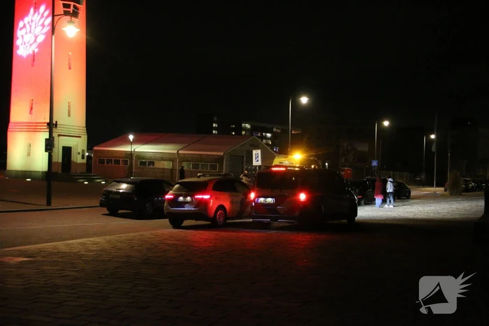 Auto rijdt over been na uitstappen
