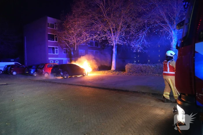 Auto in brand gestoken