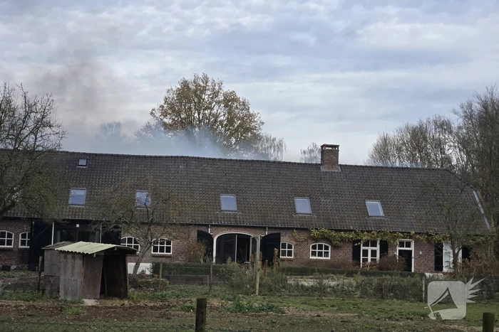 Rookwolken stijgen boven woning uit