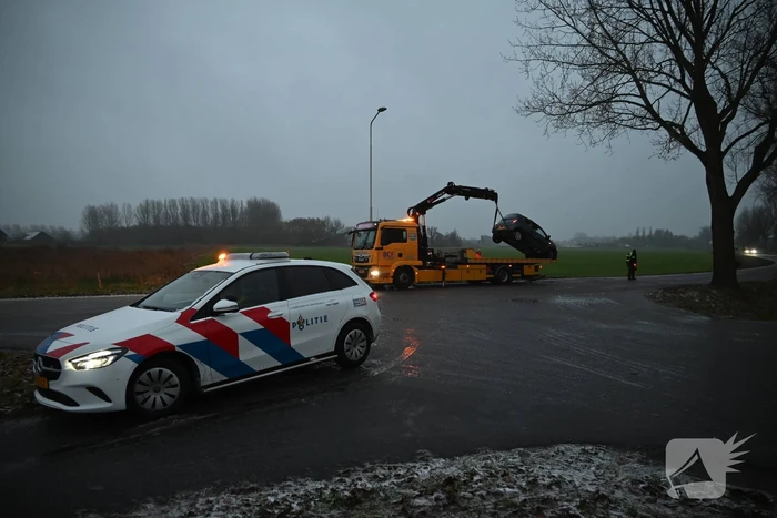 Auto op de kop in sloot