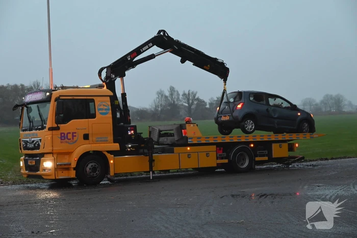 Auto op de kop in sloot