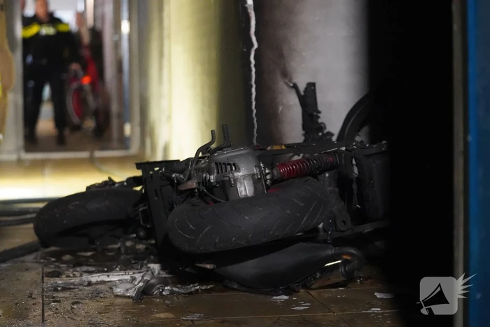 Scooter in brand in flatgebouw