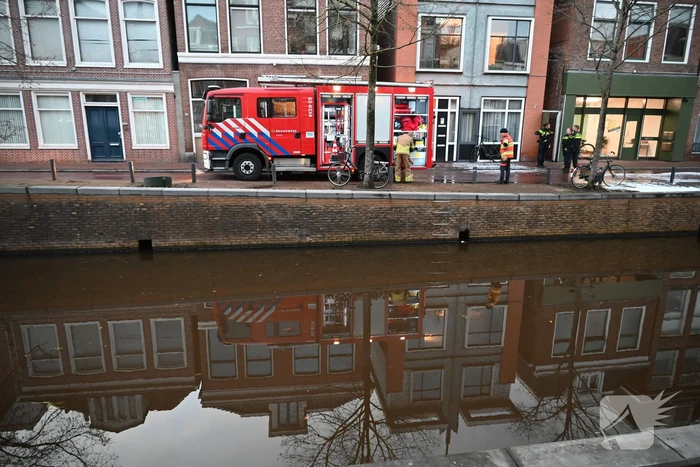Rook zichtbaar boven pand