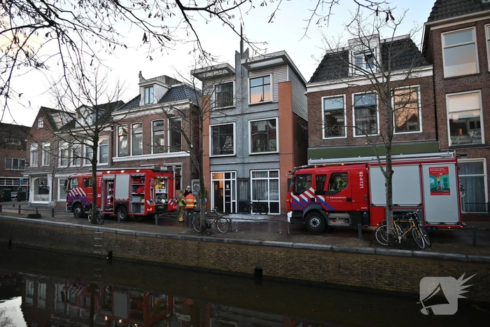 Rook zichtbaar boven pand