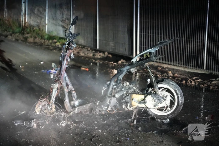 Scooter verwoest door brand