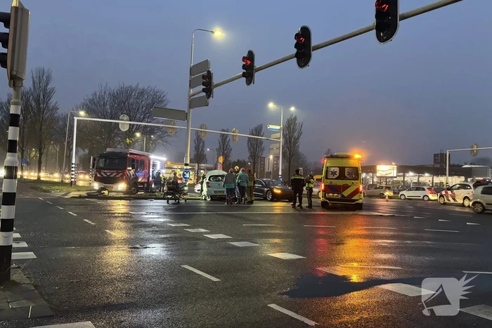 Brandweer bevrijdt bestuurder uit auto