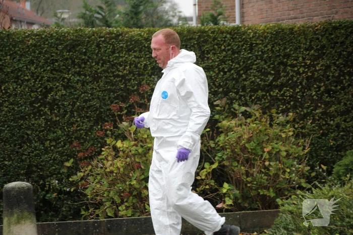 Hulpdiensten in actie bij woning vol afval