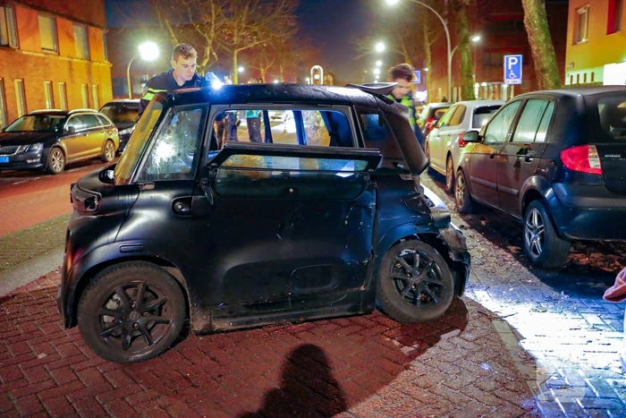 Brommobiel en taxi botsen, inzittende naar ziekenhuis