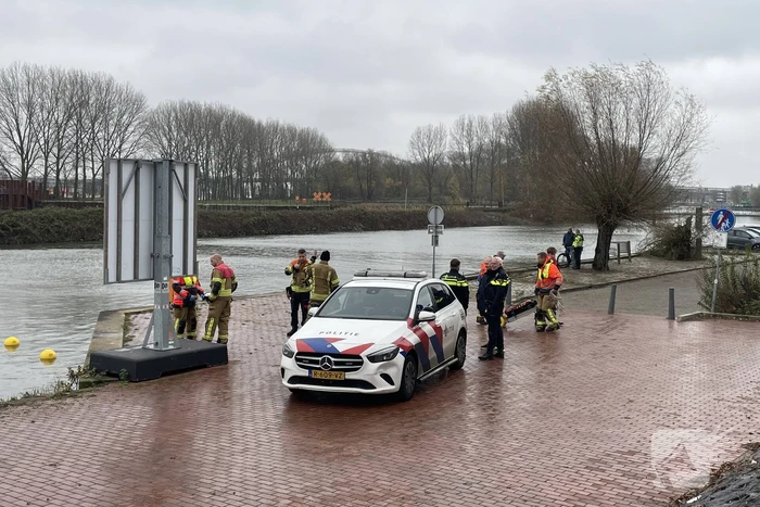 Zoekactie in het water na aantreffen kleding