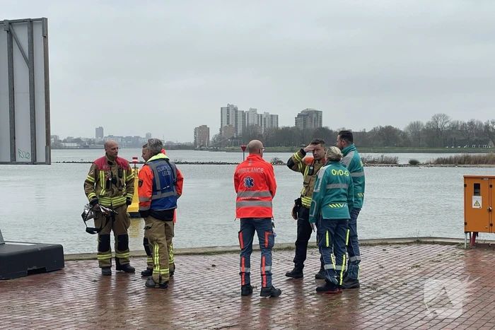 Zoekactie in het water na aantreffen kleding