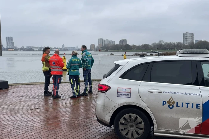 Zoekactie in het water na aantreffen kleding