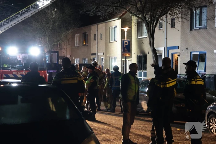 Explosie veroorzaakt woningbrand met gewonde