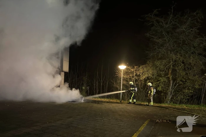 Brandweer blust scooter vlammen