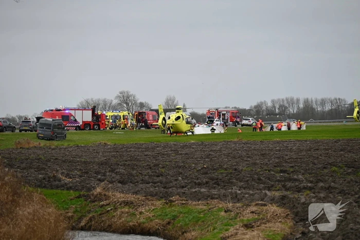 Dode en vier gewonden nadat auto in sloot belandt