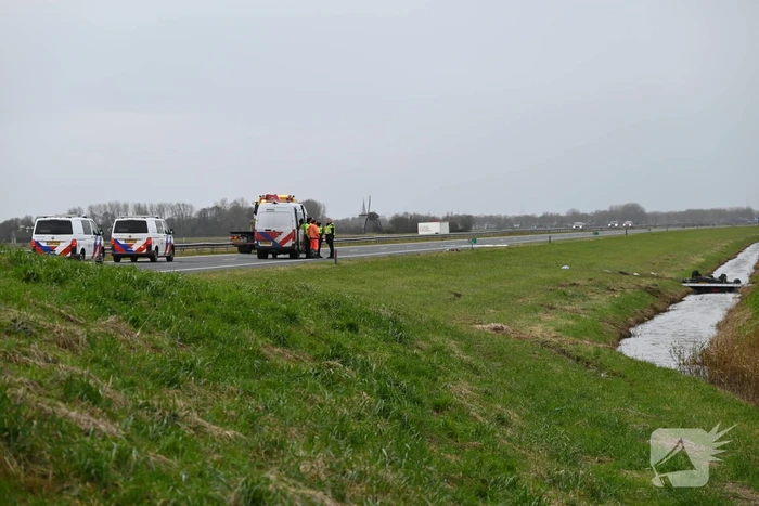 Dode en vier gewonden nadat auto in sloot belandt