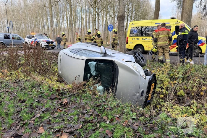 Auto belandt op kant na ongeval