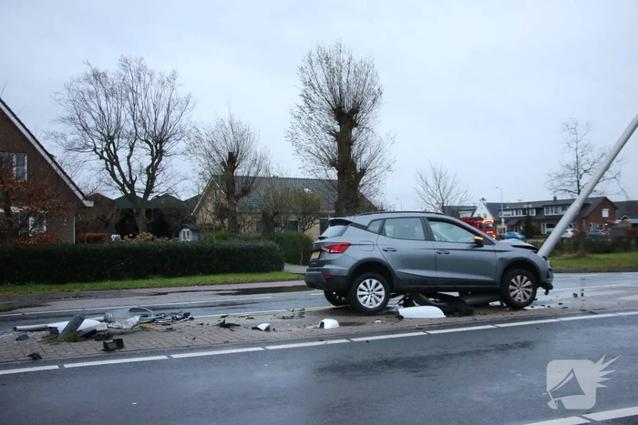 Auto botst tegen lantaarnpaal