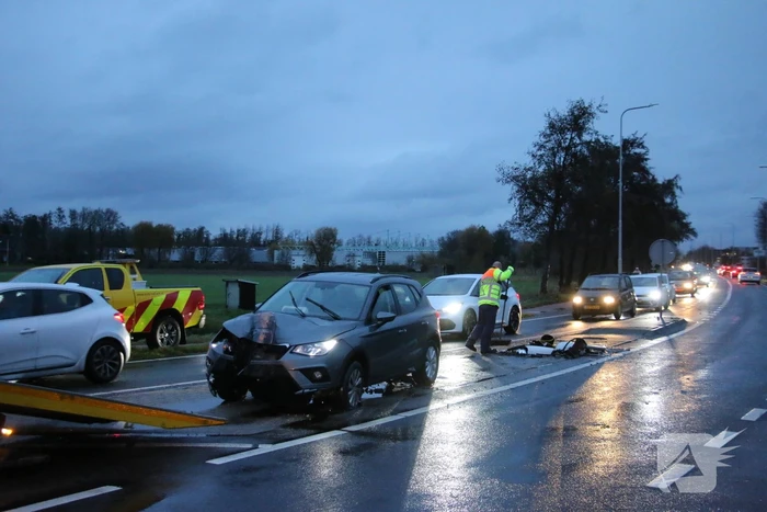 Auto botst tegen lantaarnpaal