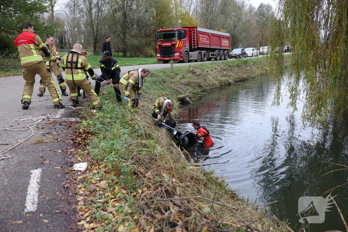 Man met scootmobiel te water