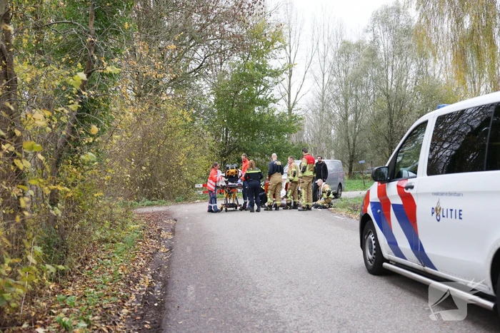 Man met scootmobiel te water