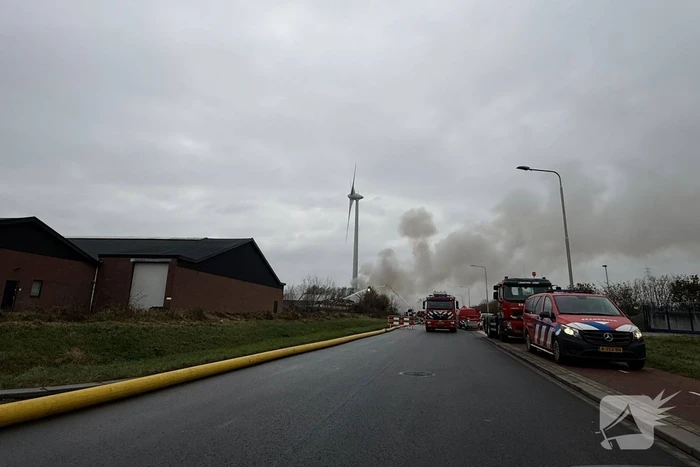 Buitenbrand in metaalbedrijf vergt grote inzet