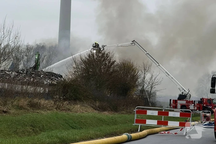 Buitenbrand in metaalbedrijf vergt grote inzet