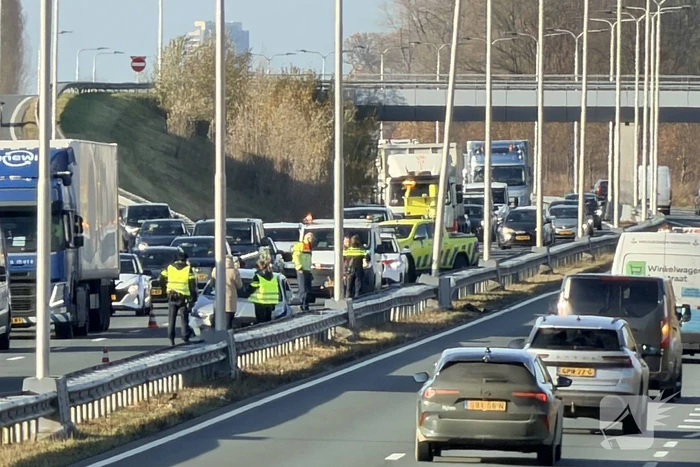 Auto botst tegen vangrail op drukke weg