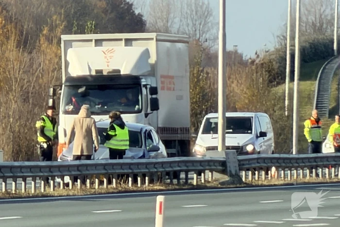 Auto botst tegen vangrail op drukke weg