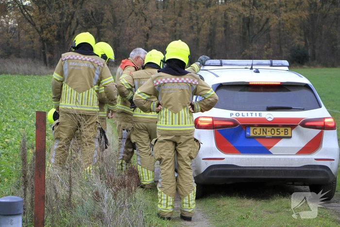 Brandweer en politie redden ree uit poel
