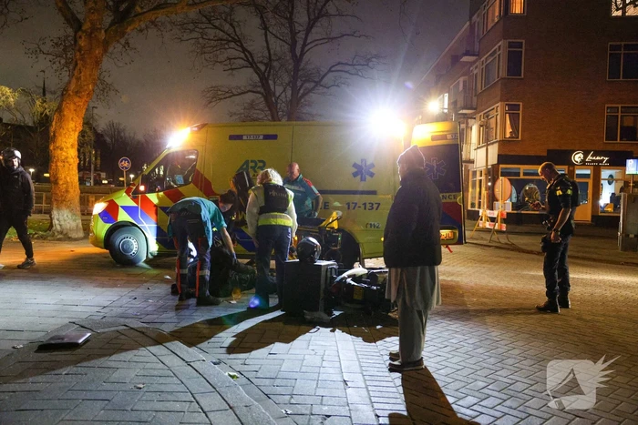 Scooterbezorger gewond na aanrijding met auto