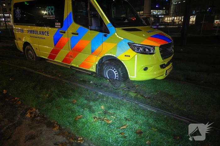 Ambulance vastgelopen tijdens inzet