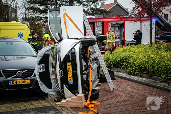 Auto komt op kant na ongeval