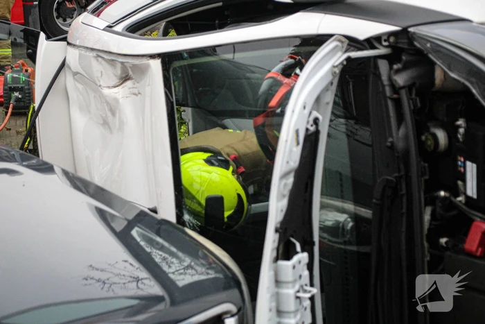 Auto komt op kant na ongeval