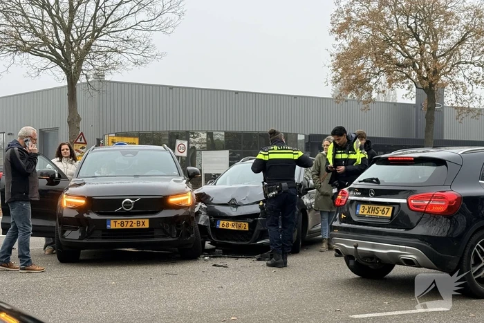 Auto's botsen op elkaar, één gewonde