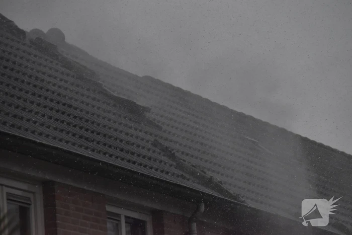 Brandweer sloopt dak om vlammen te doven
