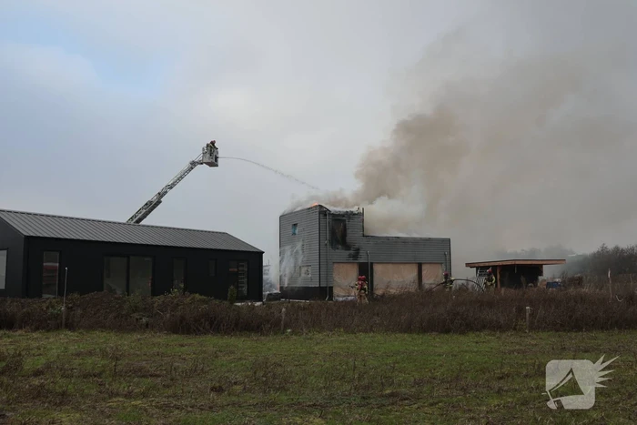 Brand op dak van woning tijdens bouw