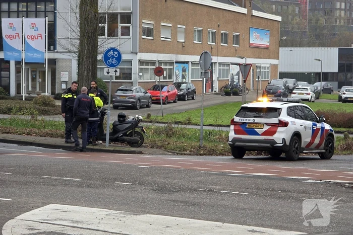 Scooter en bestelbus botsen op elkaar