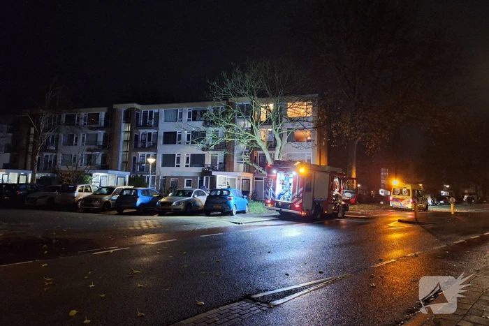Ambulanceverpleegkundige controleert slachtoffer na brand