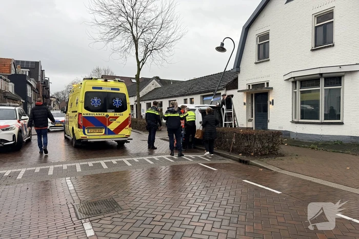 Auto belandt op kant na ongeval