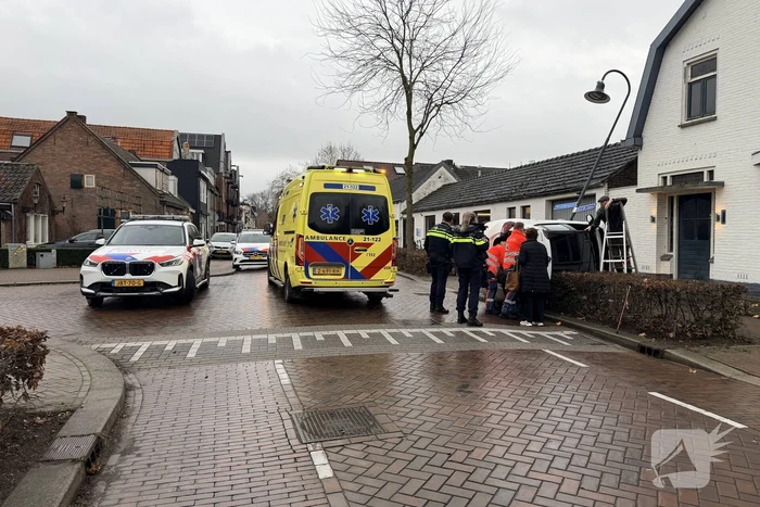 Auto belandt op kant na ongeval