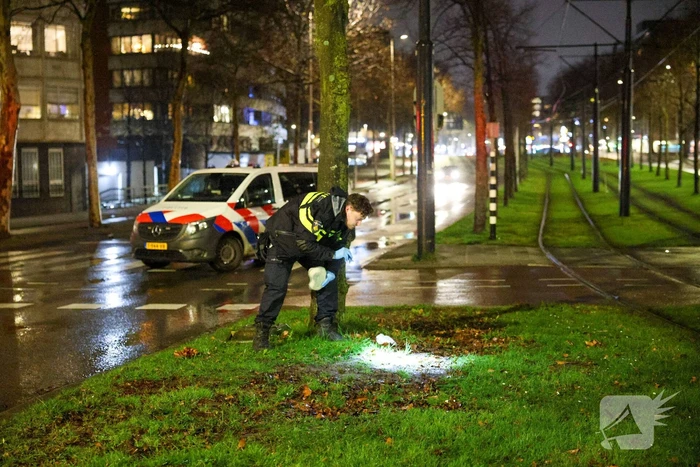 Fietser vliegt door rood bij Pompenburg en verliest tanden na harde botsing